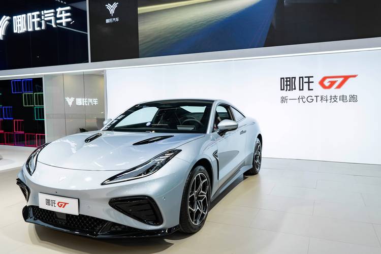 佛山285哪吒汽车在智能汽车领域的表现，领途汽车在新能源汽车市场中的影响力